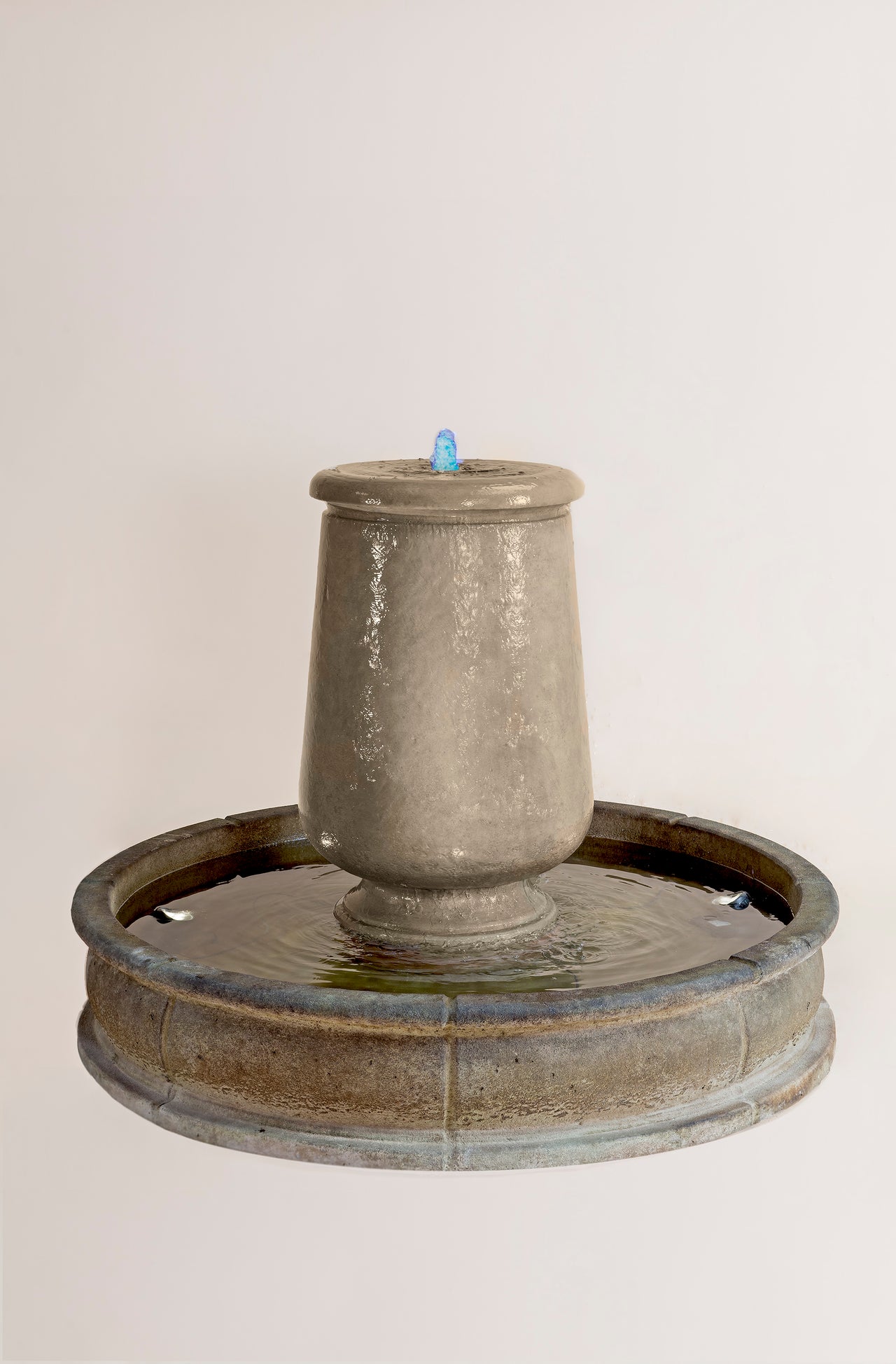 Planum Urna Outdoor Cast Stone Garden Fountain – Sleek Sophistication with Timeless Charm
